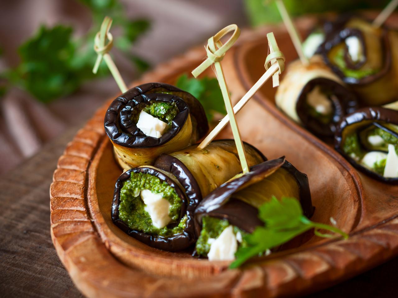 Roladki z bakłażana z pesto i mozzarellą: przepis na pyszną przystawkę