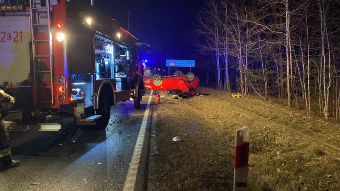 Poważny wypadek na "trasie śmierci" w Cierpicach. Auto dachowało, cztery osoby w szpitalu