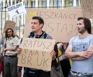 Lokatorzy z Osiedla Przyjaźń protestowali przed ratuszem: Chcemy umów z miastem, nie wysiedleń!