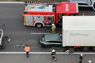 Osobówka wbiła się między dwa tiry. Dramatyczny wypadek na S8