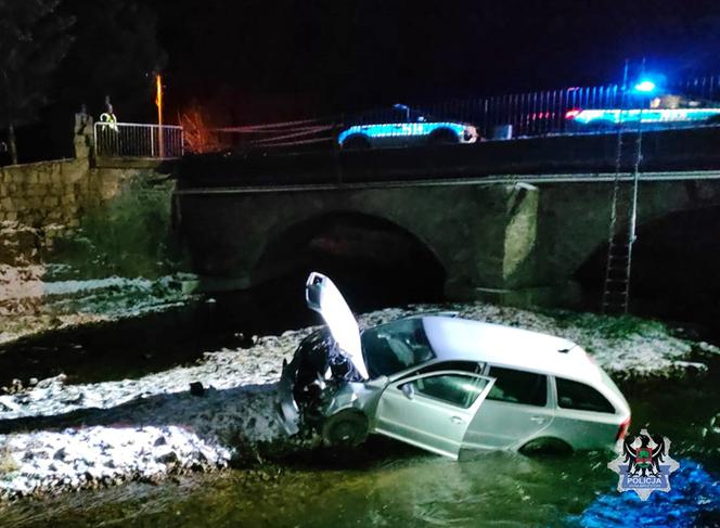 Samochód wpadł do rzeki. Trzy osoby trafiły do szpitala
