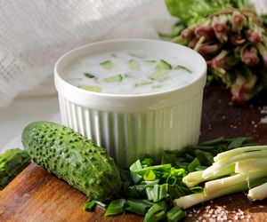 Chłodnik ogórkowy na bazie zsiadłego mleka ze szczypiorkiem: przepis