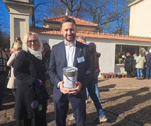 Kwesta na cmentarzu Rakowickim w Krakowie. W akcję włączyli się Robert Makłowicz, aktorzy i politycy [GALERIA]