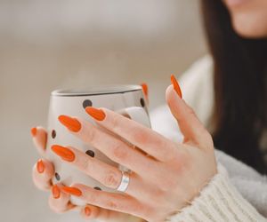 Pumpkin spice nails to najmodniejszy manicure na jesień. Oto najmodniejsze odcienie dyniowych paznokci