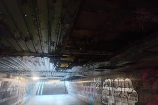 Zdewastowane przejście podziemne na Woli