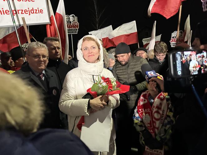 Żona Macieja Wąsika czeka na męża pod więzieniem