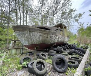 Kuter odnaleziony w środku lasu pod Gliwicami