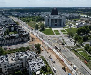 Niedziela i 30-stopniowy upał. Robotnicy w pocie czoła pracują na budowie tramwaju do Wilanowa 