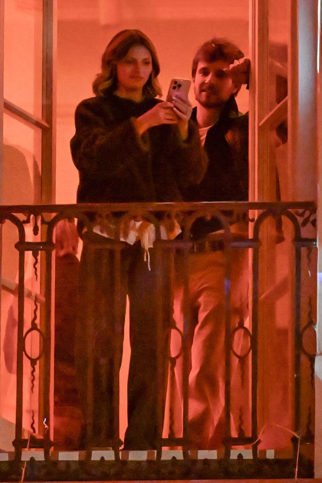 Maciej Musiał całował ukochaną na balkonie