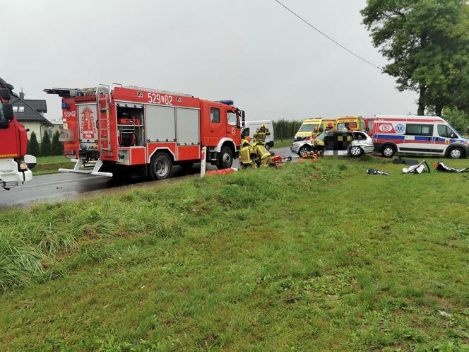 Śmiertelny wypadek pod Rawą Mazowiecką. Trzy osoby zginęły w zderzeniu BMW z busem