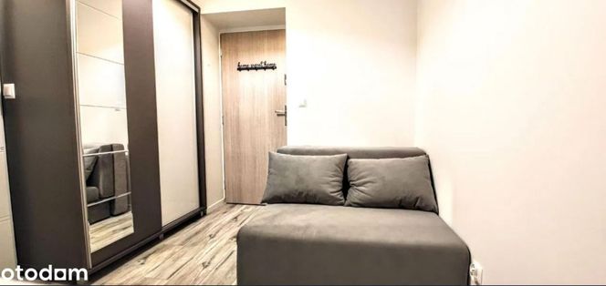 Nawet kojec dla psów jest większy niż to mieszkanie. Mikrokawalerka 8 mkw. do wynajęcia w Warszawie