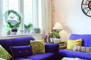 Fioletowe sofy w salonie