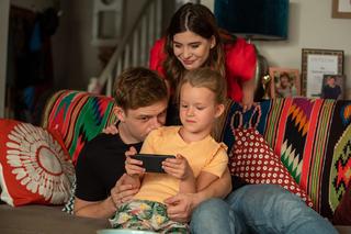 Barwy szczęścia odc. 2747. Agata (Natalia Zambrzycka), Hubert (Marek Molak), Marysia (Nina Szumowska) 