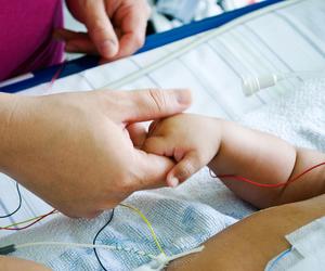 3-miesięczna dziewczynka w ciężkim stanie. Rodzice jej nie bili, ale usłyszeli zarzuty?