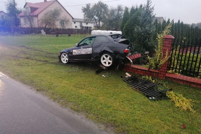 Był tak spragniony, że „setkę” i trzy piwa wypił pod sklepem. SKOŃCZYŁ NA PŁOCIE!