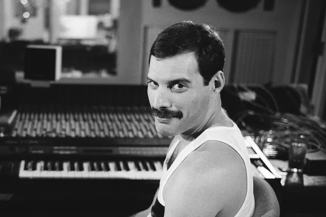 Freddie Mercury w programie “Twoja Twarz Brzmi Znajomo”! Piotr Stramowski wcielił się w legendarnego wokalistę