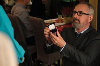 M jak miłość odc. 1710. Adam Werner (Jacek Kopczyński), Weronika (Ewelina Kudeń-Nowosielska)