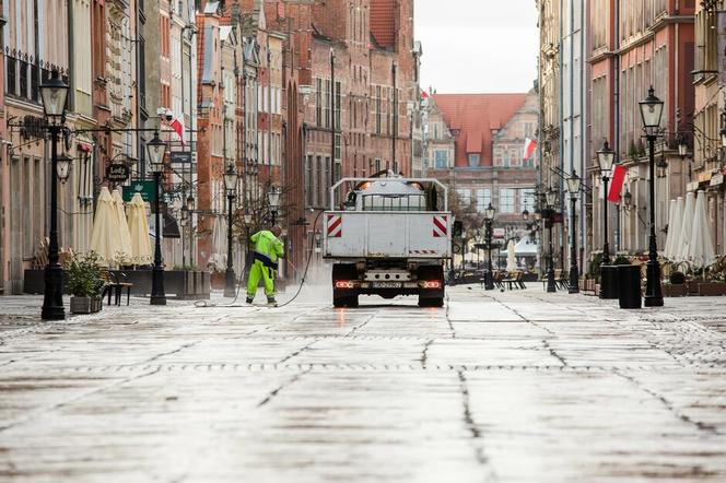 Gdańsk: Ruszyło sezonowe mycie ciągów pieszych. Chodzi o ponad 40 tysięcy m2 chodników w centrum miasta oraz 10 przejść podziemnych 