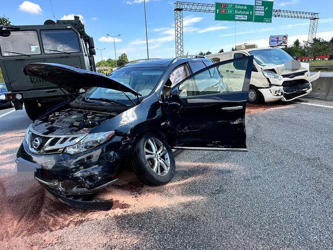 Wypadek na S8 w Warszawie. Rozbita wojskowa ciężarówka i dwa auta, są ranni