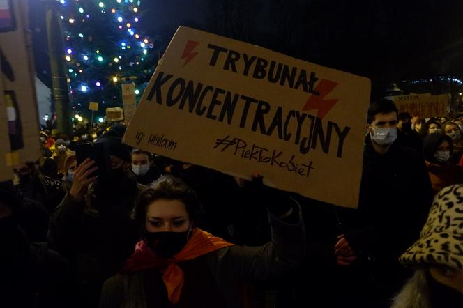 Tysiące osób protestowało w Krakowie po publikacji uzasadnienia wyroku w sprawie aborcji