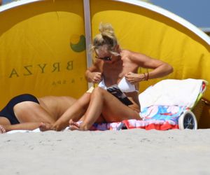 Jan Englert z żoną i ćorką w Juracie