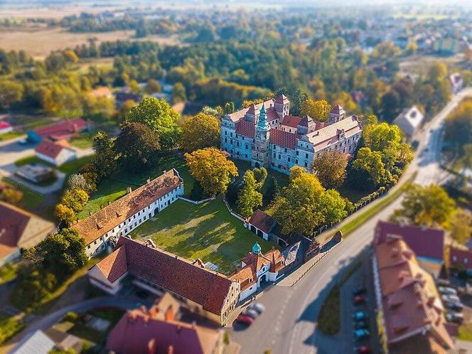 Zamek w Niemodlinie - zdjęcia. Zobacz zamek, który odwiedza stado danieli