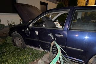 Kompletnie pijany rozbił auto w Kosowie. Wjechał w zaparkowane samochody i ogrodzenie posesji [zdjęcia]