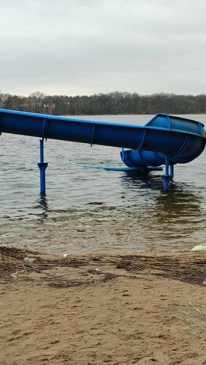 Plaża w Nowym Dębcu zalana