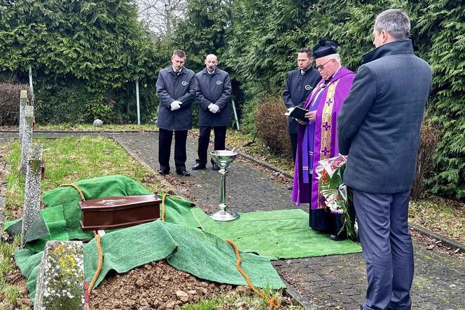 Na jego pogrzeb przyszła tylko jedna osoba. Wyjątkowo przykry widok na cmentarzu 