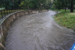 Rzeka Silnica w Kielcach w czasie ulewy