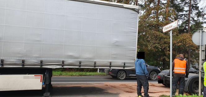 TIR zablokował skrzyżowanie przy jeziorze Głębokim