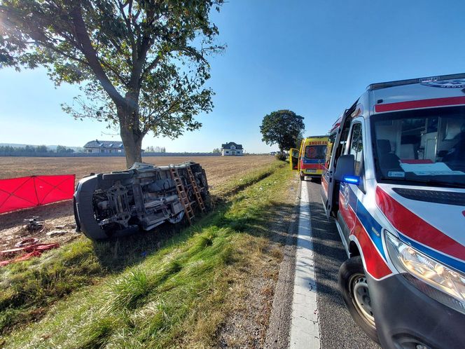 Dramatyczny wypadek busa w Bielinach. Jechali nim piłkarze