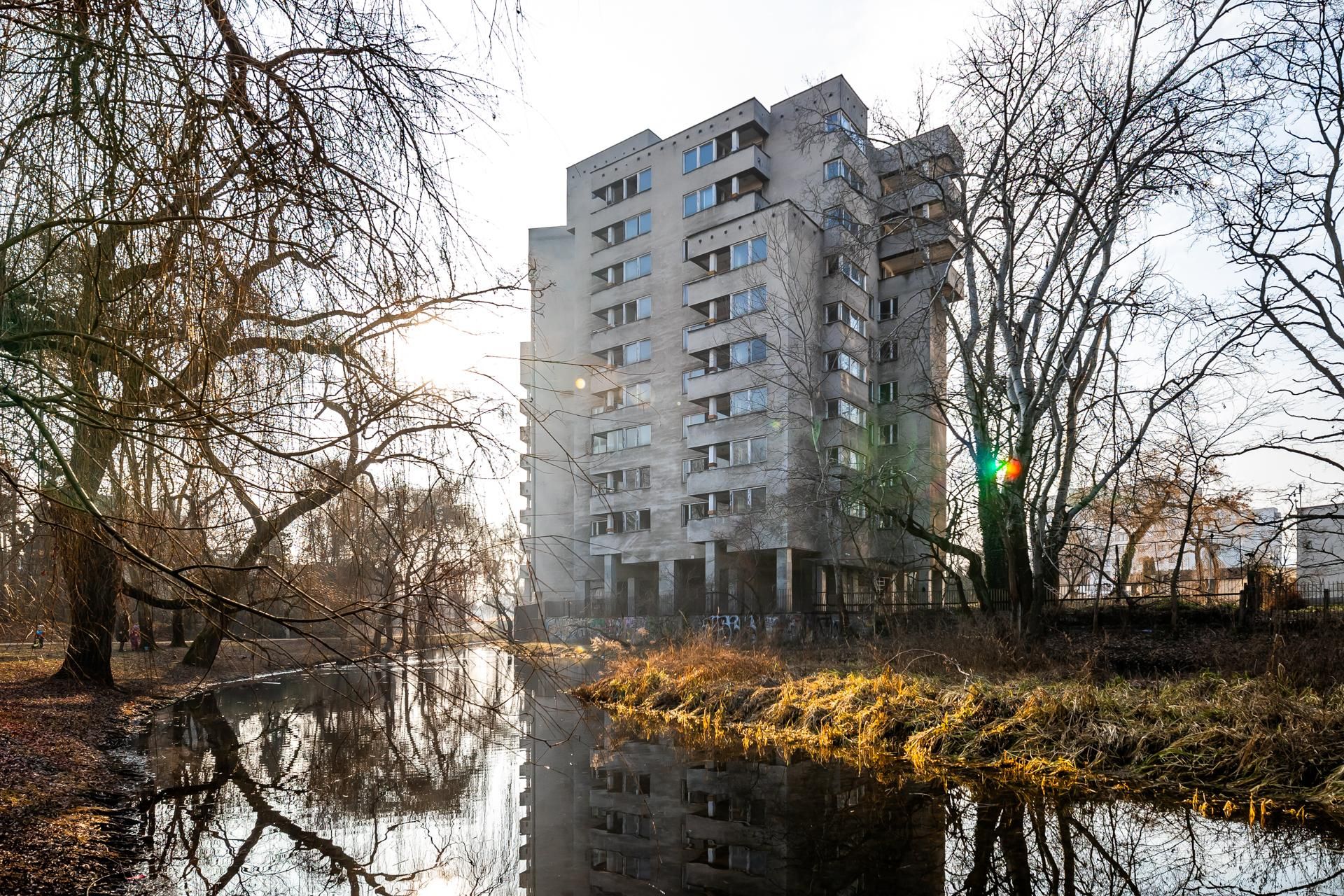 Szpiegowo, blok na Sobieskiego 100 w Warszawie