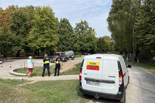 Traktor z beczkowozem uszkodził fontannę w parku Szymańskiego 