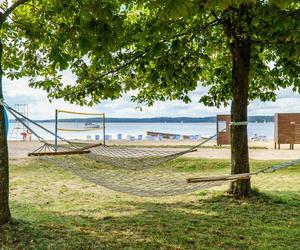 Darmowe leżaki i hamaki na plaży miejskiej w Giżycku. Zobacz zdjęcia