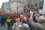 Strajk zawieszony, ale nie odpuszczają. Kilkaset osób protestowało pod Pręgierzem