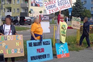 Protestanci przed wystąpieniem Jarosława Kaczyńskiego w Gorzowie