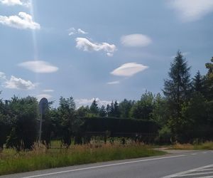 O krok od tragedii na Mazowszu. Roman wypadł z drogi, bo fotografował chmurę w kształcie UFO