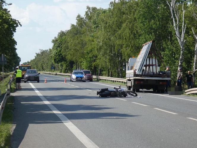 Wymusił pierwszeństwo przed motocyklistą. 62-latek wpadł pod ciężarówkę. Zginął na miejscu