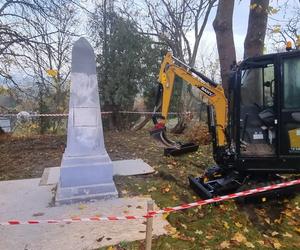 Usuwanie sowieckiego pomnika w Bobolicach