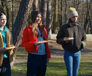 Barwy szczęścia, odc. 3223. koleżanki Emilki - Alina (Iga Czechowicz), Gośka (Natalia Skrzypek), Iga (Laura Zawadka)