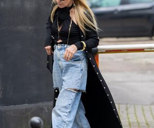 Monika Olejnik w butach Miu Miu za krocie i porwanych dżinsach! Ta stylizacja szokuje