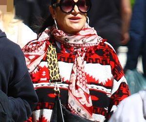 Kayah. Leczyła gardło i opalała kolana