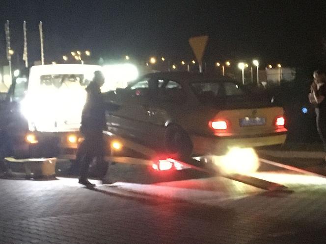 Lubelskie: 22-latek bawił się w BMW po ciszy nocnej. Policjanci kazali mu wywieźć auto na lawecie