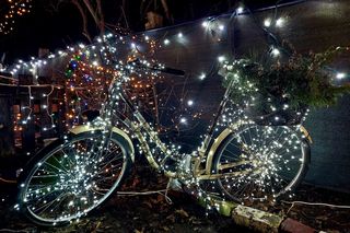 Najbardziej oświetlony dom w Polsce jest w Bydgoszczy. Za tymi świątecznymi lampkami stoi wzruszająca historia