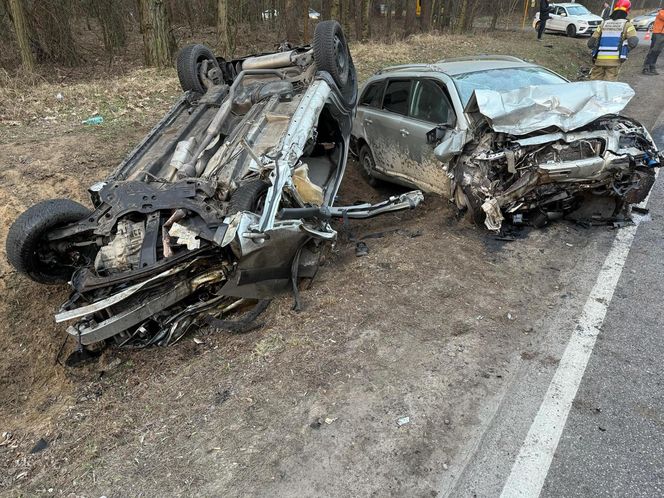 Dramatyczny wypadek. Samochody zderzyły się czołowo. Jedna osoba zakleszczona we wraku