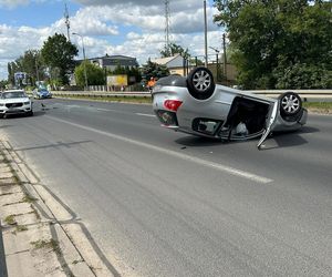 Dachowanie w Markach. Dwie osoby ranne, w tym dziecko