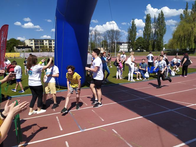 Zobacz uczestników maratonu charytatywnego zorganizowanego przez siedlecką Siedemnastkę