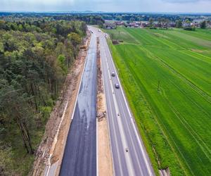 Trwa remont gierkówki w województwie  śląskim. Drogowcy układają nawierzchnię