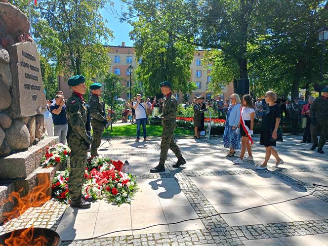 Na Skwerze Niepodległości w Siedlcach można było wysłuchać okolicznościowych przemówień i Apelu Pamięci Oręża Polskiego